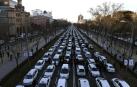Varios taxis han comenzado a ser retirados por grúas en el paseo de la Castellana de Madrid donde los taxistas mantienen una concentración en el marco de la huelga del sector