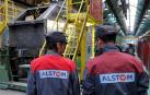 Trabajadores de Alstom en una planta de la empresa francesa.