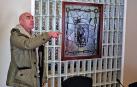 Francisco Espinosa se dirige a la concejal de GIH Lourdes Lizarraga una vez levantada la sesión del pleno del Ayuntamiento de Huarte.
