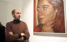 El artista Javier Artica Rubio posa junto a una de sus obras de la exposición Mecanismos de defensa en la galería Tournemire de Madrid.