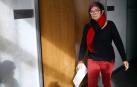 Tere Sáez, saliendo del despacho del grupo parlamentario de Podemos-Orain Bai.