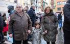 La céntrica plazuela junto a la iglesia de San Nicolás, en el casco viejo pamplonés, volvió a llenarse de puestos de dulces con motivo de la celebración de la festividad de San Blas. Caramelos en forma de piruletas o chupetes, rosquillas, roscos y tortas de txantxigorri -entre otras delicias- esperaron a aquellos que sortearon la nevada mañanera con el objetivo de cumplir con la tradición e incluso curar sus males de garganta.