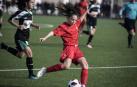 Una jugadora de la selección navarra sub-15 conduce el balón ante una rival.