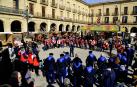 Más de treinta tamborileros, junto a los txistularis, participaron en la tamborrada.