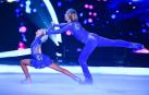 John vuelve a bailar... por sorpresa