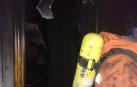 Un bombero, en la vivienda incendiada en Albal (Valencia) en la que ha fallecido una mujer de 79 años.