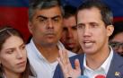 Juan Guaidó atiende a los medios en Caracas.
