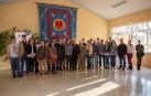 Foto de grupo de los jóvenes participantes en el programa, junto a los representantes institucionales.