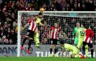 Raúl García pelea con Piqué por rematar un balón, en el Athletic de Bilbao-F.C. Barcelona