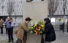 En memoria de sus padres. Pilar Prieto (a la izquierda) y Olga Izquierdo colocan el ramo de flores en la peana del monumento.