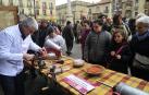 Tafalla celebró este domingo el último día de sus ferias con multitud de vecinos y visitantes que se acercaron a la plaza del Ayuntamiento donde se congregaron un total de treinta puestos artesanales y a la tradicional Rifa del Cuto.