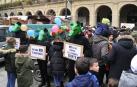 Tafalla celebró este domingo el último día de sus ferias con multitud de vecinos y visitantes que se acercaron a la plaza del Ayuntamiento donde se congregaron un total de treinta puestos artesanales y a la tradicional Rifa del Cuto.