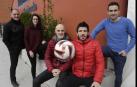 De izda. a dcha., Miguel Merino, director deportivo de la Federación Navarra, Marta Álvarez, Daniel Blanco, de la sub-15, Bruno Araiz y Sergio Galán, de la sub-17, este lunes en Mutilva. Araiz sujeta un balón de la FNF.