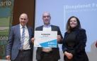 El vicepresidente Ayerdi y Díez Fontana, con el representante de la empresa premiada.