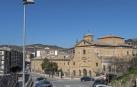 El convento de Recoletas de Estella. Las viviendas colaborativas ocuparán las dos plantas del ala que se extiende hacia la avenida Yerri, a la izquierda de la imagen. El resto, la parte más noble y principal de la edificación en la que se encuentra la entrada al convento, quedaría como está.