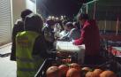 Los voluntarios reparten las raciones entre las personas refugiadas, en una imagen del lunes.