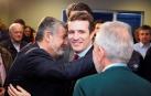 El presidente del PP, Pablo Casado, saluda a militantes del Partido Popular en la sede de Lugo.