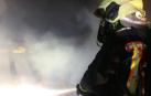 Un bombero apagando el incendio de una vivienda en Alsasua