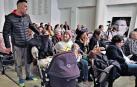 Medio centenar de familiares siguió el sorteo en directo en el propio salón de actos de Educación. También se retransmitió en vivo en Internet.