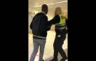 Captura del vídeo en el que el vigilante empuja a un viajero en Sants.