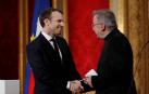 El nuncio del Papa en Francia, Luigi Ventura, junto a Emmanuel Macron.