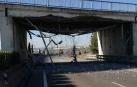 Estado en el que ha quedado el puente tras accidentarse el camión.