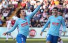 Griezmann y la fortuna alivian al Atlético