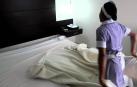 Una camarera de piso realiza su labor.