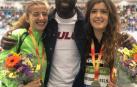 Alegría de las medallistas, Nerea Bermejo e Izaskun Turrillas, y su entrenador François Beoringyan.