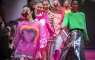 El color rosa y los corazones fueron los protagonistas de un desfile que mostró la cara más alegre de las modelos.
