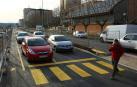 Un peatón pasa junto al paso provisional que se ha pintado en la avenida de Pamplona, ya abierta en los dos sentidos de la circulación. A la izquierda, la zona dibujada para peatones.