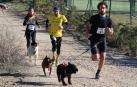 Tres corredores con sus perros en el primer Canicross Villa de Azagra que se disputó el domingo
