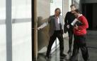 Adolfo Araiz abriendo la puerta, Maiorga Ramírez (EH Bildu) y Unai Hualde (Geroa Bai).