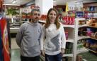Bárbara Teixeira Silva y su marido, José Miguel Barrena Vizcano, se encargan ahora del único supermercado de Echavacoiz.