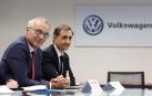 Andreas Tostmann, a la izquierda, junto a Emilio Sáenz, presidente de Volkswagen Navarra.