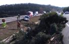Bomberos y personal de mantenimiento de la AP-15, en el lugar del accidente.