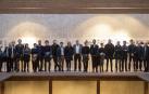 Representantes de los siete estudios de arquitectura seleccionados, con el alcalde Joseba Asiron.