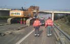Comienza el derribo del puente de la N-121-C en Tudela, que fue golpeado por un camión