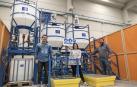 Los investigadores Ibai Díaz, Tamara Oroz y Víctor Moreno con los reactores de la línea química, en las instalaciones de L´Urederra.