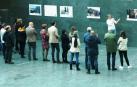 Parlamentarios visitan la muestra 'Stand By más allá de las fronteras', de Iván Benítez