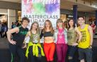 140 participantes llenaron la plaza central del centro comercial Itaroa durante la celebración de la masterclass organizada el sábado 16 de febrero con el grupo Pamplona Love Zumba. La sesión de baile, además, tuvo carácter solidario, ya que el dinero de la inscripción se entregó a Regalos de Amor, ONG dedicada al apoyo de personas vulnerables por pobreza o exclusión social.