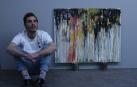 Yago Vaillo Usón, junto a una de las obras que forma parte de la exposición Procesos de abstracción.