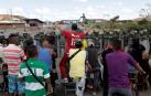 Venezolanos se enfrentan a los militares del Gobierno de Maduro en la frontera con Brasil.