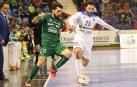 Martel, Osasuna Magna, y Pablo Ibarra, UMA Antequera, pugna por el balón durante el encuentro.