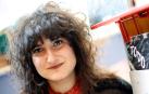 La pamplonesa Andrea Ganuza, licenciada en Bellas Artes, con dos de sus publicaciones.