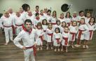 Santiago Urtubia , autor de A la sombra de Mendía, con los miembros de la escuela de jotas que dirige en Arróniz en el festival del viernes.