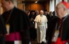 El papa Francisco (c) durante la segunda jornada de la reunión sobre abusos a menores que se celebra en el Vaticano.