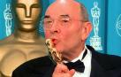 Stanley Donen, tras recoger su Oscar honorífico en 1998.