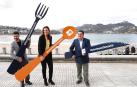 La directora de la Guía Repsol, María Ritter (c), el director de Basquetour, Harkaitz Millán (i), y el Teniente de Alcalde de San Sebastián, Ernesto Gasco (d).