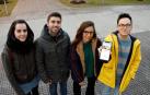 Los estudiantes autores de la aplicación, en el campus de la UPNA. De izda. a dcha., Edurne Marquínez, Alejandro Jiménez, Andrea Solabre y Jesús Arellano.